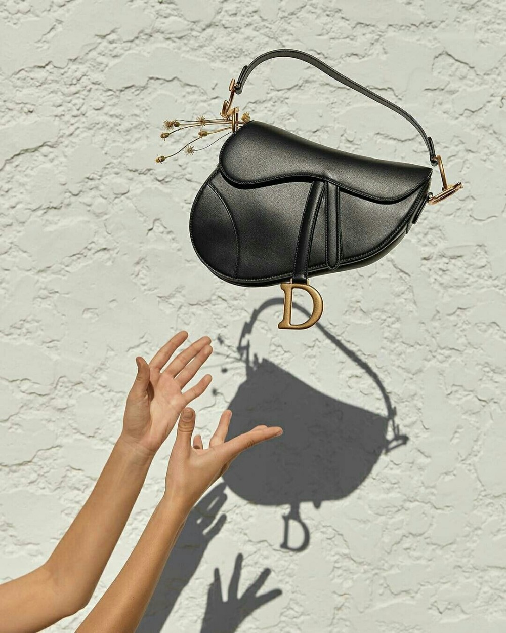 不少時尚達人都熱捧 Dior 的 Saddle bag