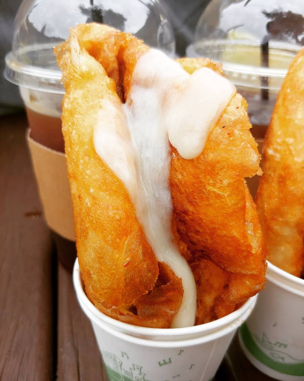 在糖餅的外皮上再淋上正在融化的芝士,看起來已經超犯規!