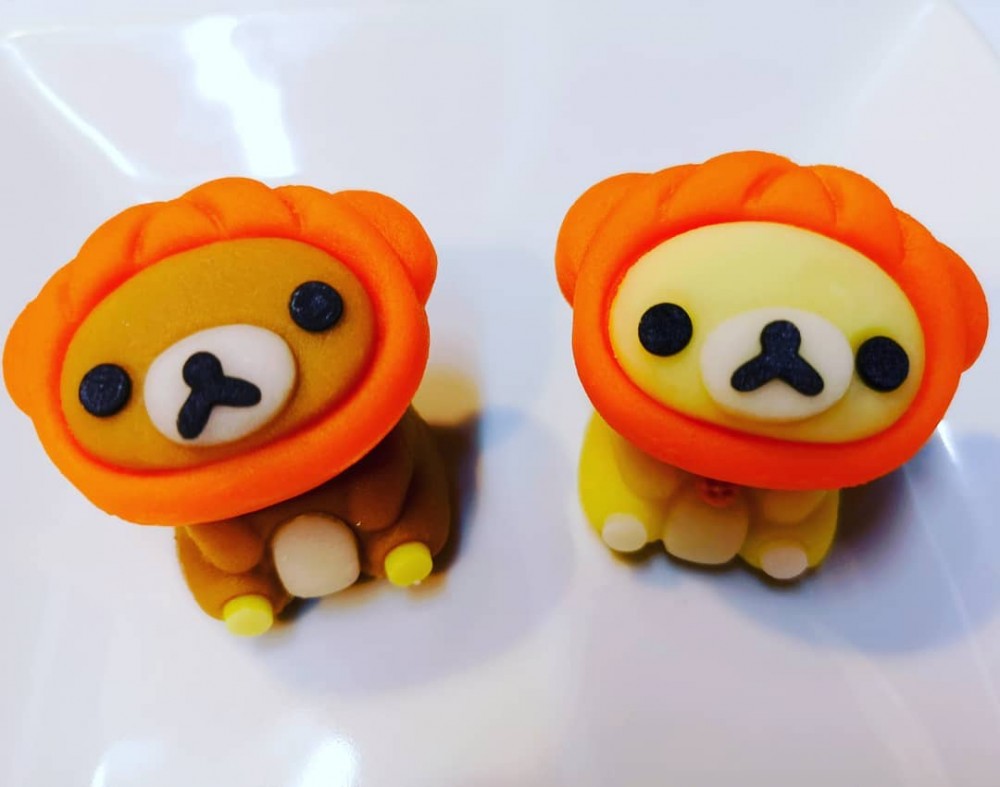 鬆弛熊跟小白熊就走可愛風,都戴上了南瓜頭套,可愛到犯規!