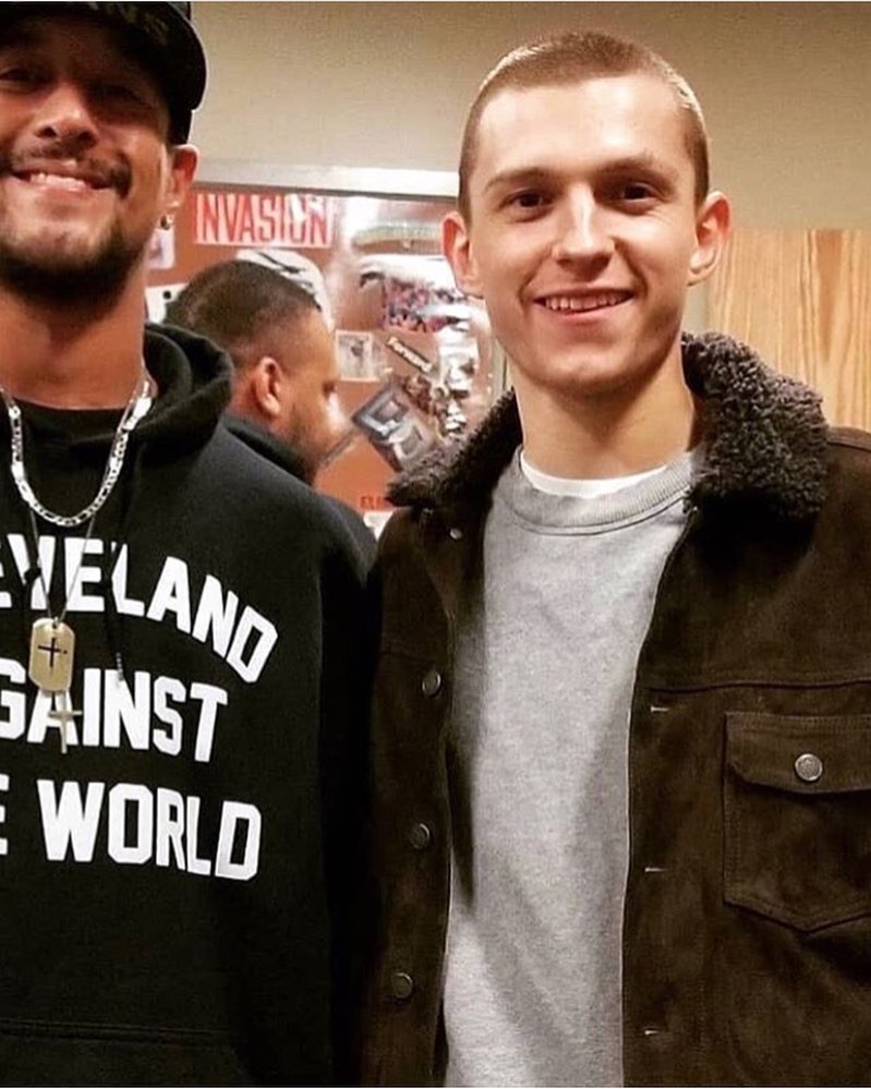 om Holland這次更願意為拍攝新戲而剃光頭髮,在戲中需要飾演一名軍人