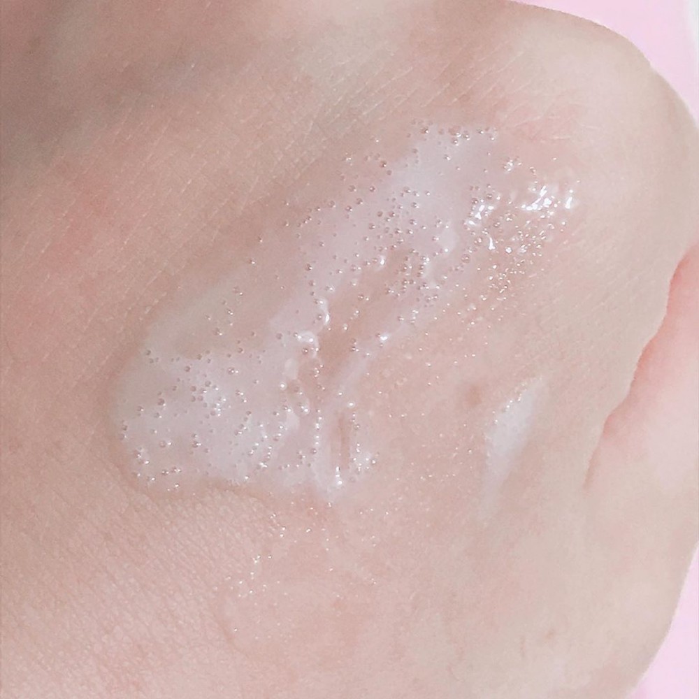 擠出後推開就會短時間內變成泡泡,其實就是一款泡泡面膜,而用滿滿的泡泡精華液覆蓋全臉,就可以啦!