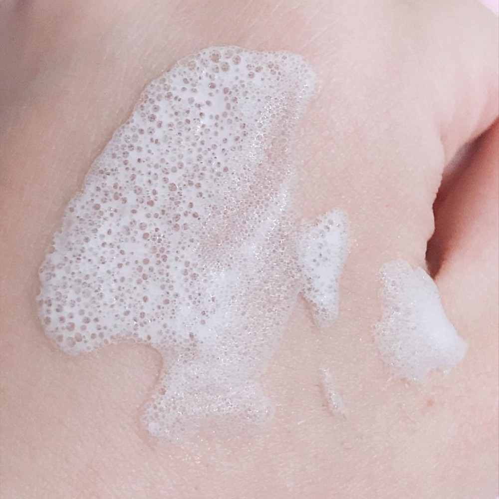 擠出後推開就會短時間內變成泡泡,其實就是一款泡泡面膜,而用滿滿的泡泡精華液覆蓋全臉,就可以啦!