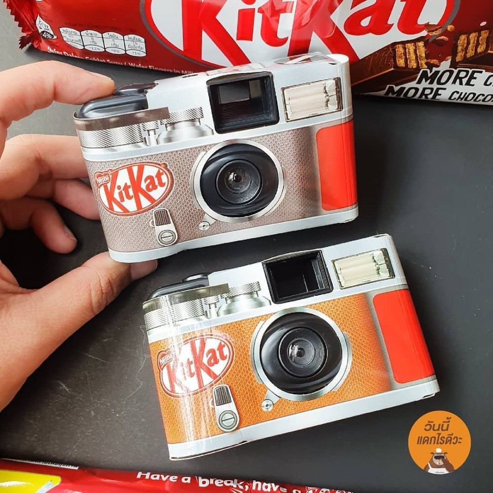 捲上了以 KitKat 經典包裝的紙板設計,加上模仿菲林相機按鈕的小細節,絕對為它加分不少。
