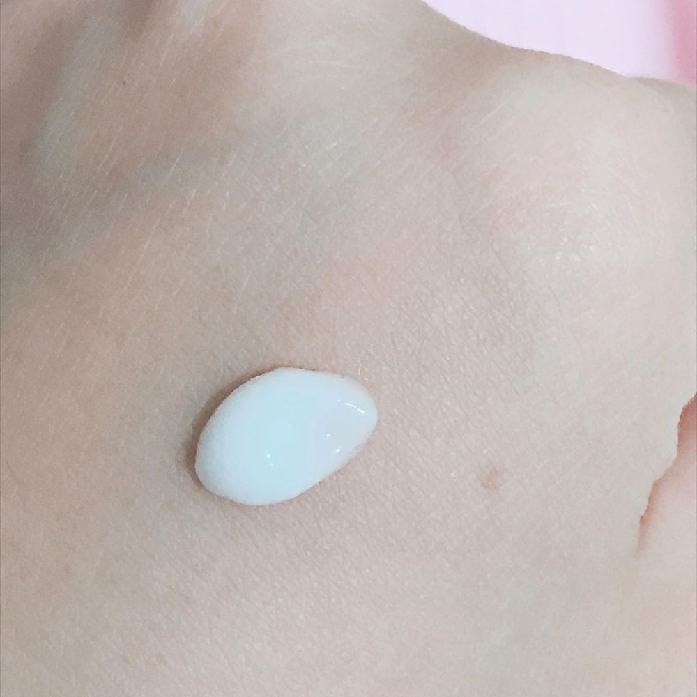 擠出後推開就會短時間內變成泡泡,其實就是一款泡泡面膜,而用滿滿的泡泡精華液覆蓋全臉,就可以啦!