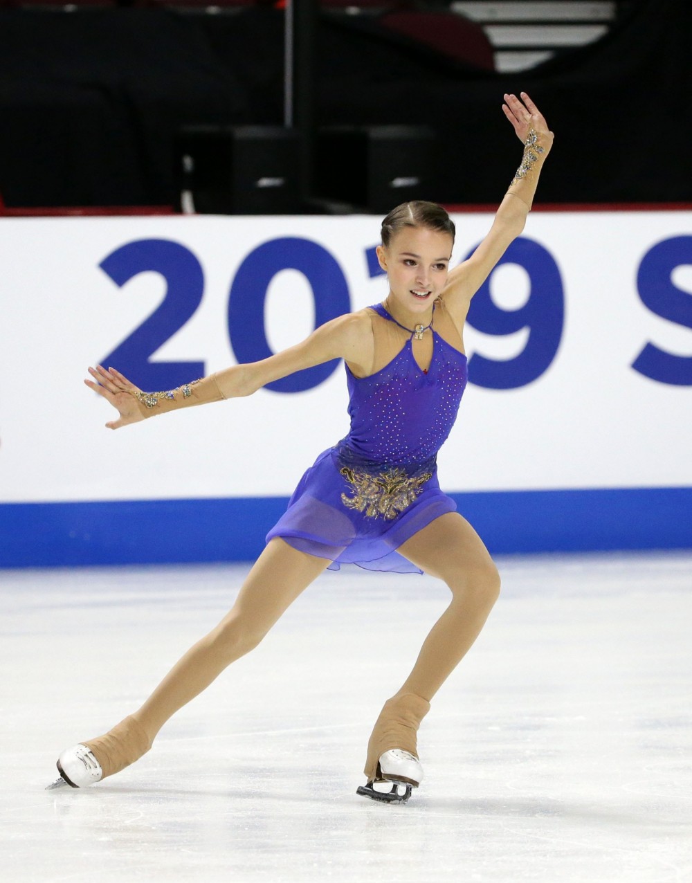 花式溜冰好看除了很多高難度動作外，再加上選手們的華麗服裝和把面部表情、表演，甚至默劇等元素加入溜冰當中