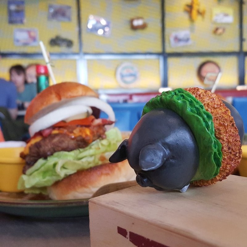 豬仔還們肉緊地想掙扎出來,皺著眉頭和閉緊眼睛的它們把整個臉部表情都在用力