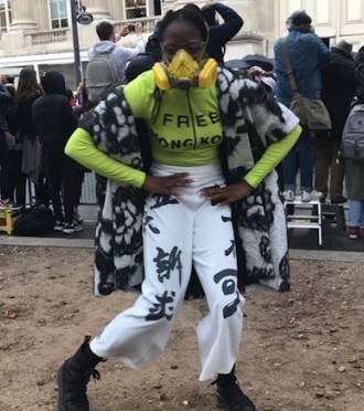 她隨著音樂跳舞,成為了全場焦點。