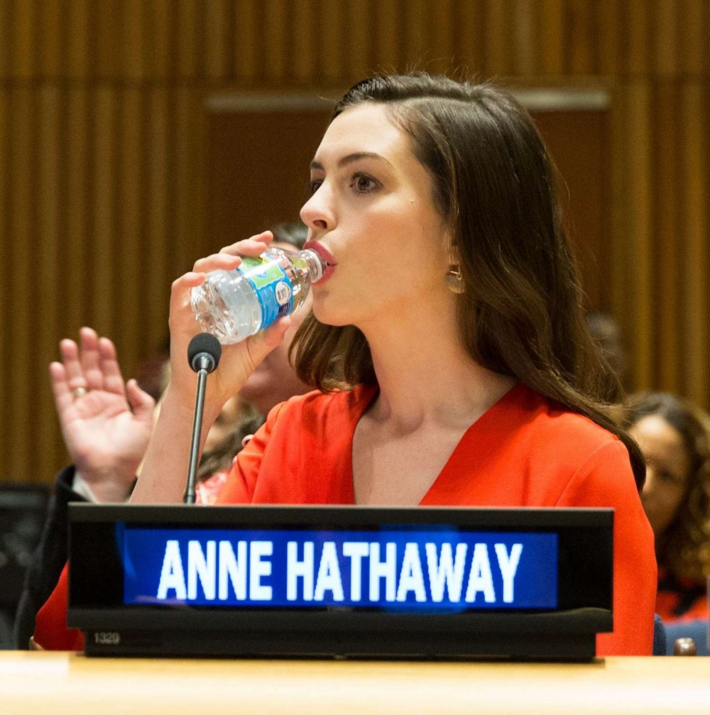 每天會喝上十至十二杯水的 Anne Hathaway