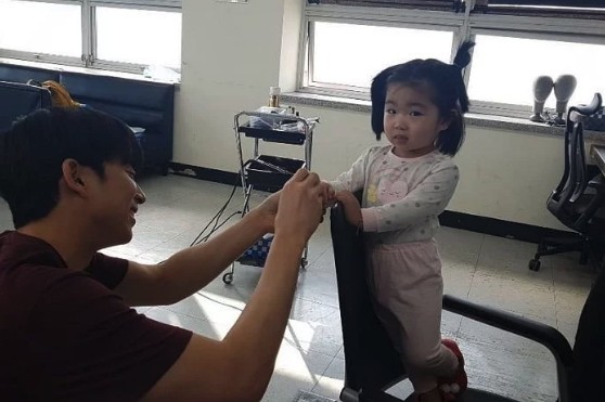 孔劉再次被網民大讚沒有架子又親切,而成為女兒傻瓜的一面也再為他加分