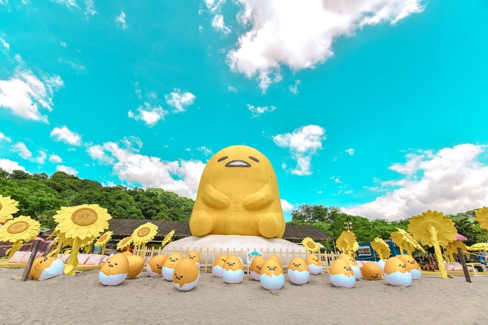 這個巨型版充氣蛋黃哥gudetama嘆著日光浴