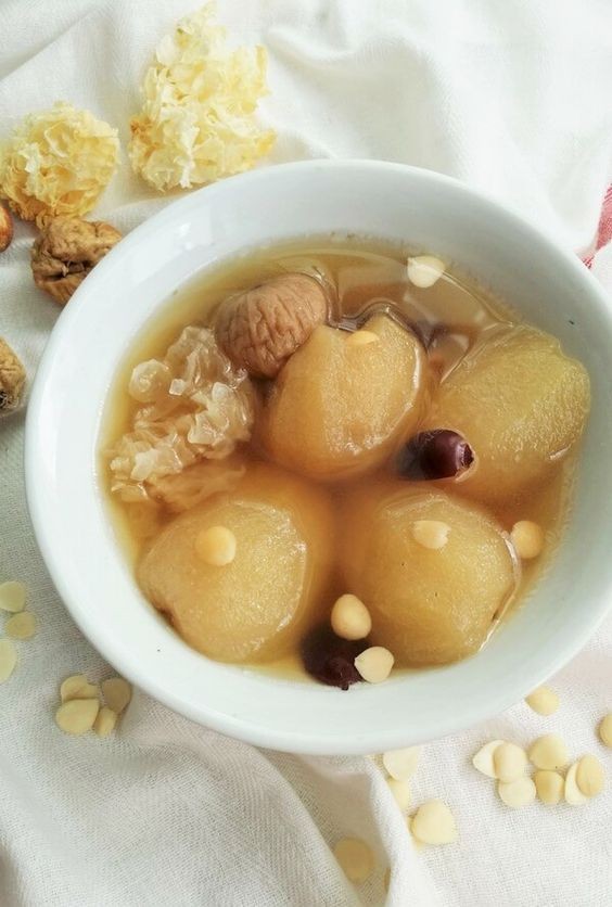 百合燉雪梨不但潤肺養顏,還可化痰止咳