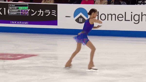 她還表演了一招「華麗變身」，在旋轉中一秒換衫，將本來藍色的戰衣由上而下變成紅色戰衣