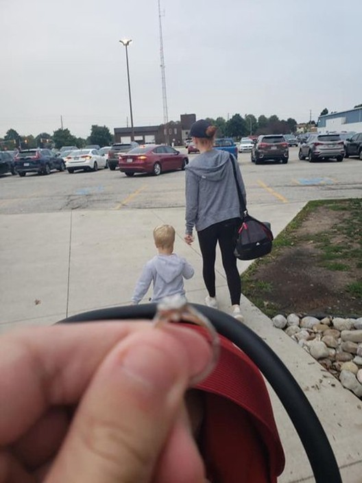 會在其女友不留神時就偷偷拍下與戒指的合照