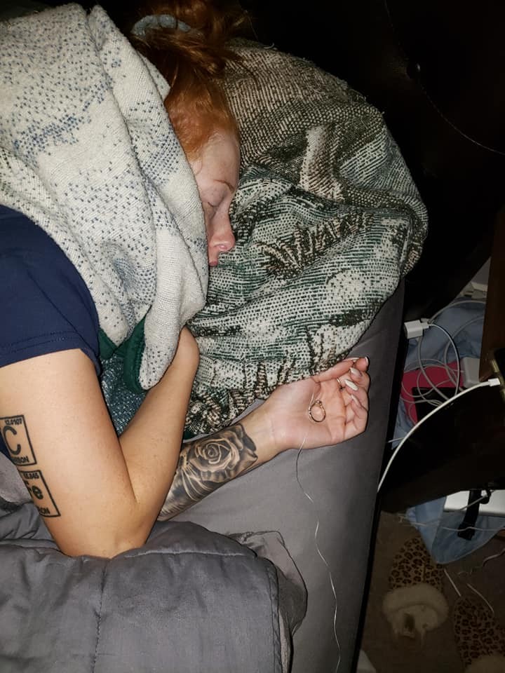 趁女友睡著了會放在她的手中