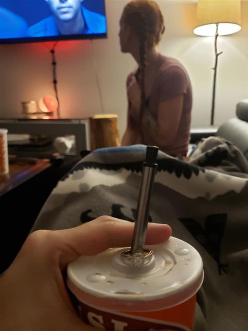 把戒指套著飲料吸管