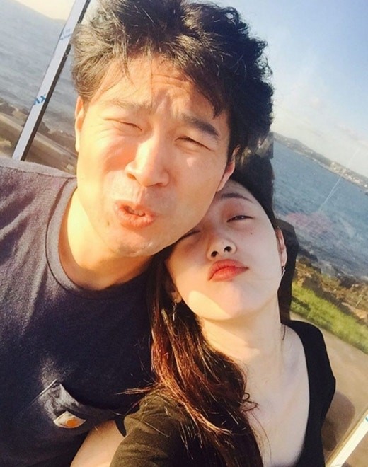 Sulli 2014年承認與大她14歲的Dynamic Duo成員崔子交往後愛得高調