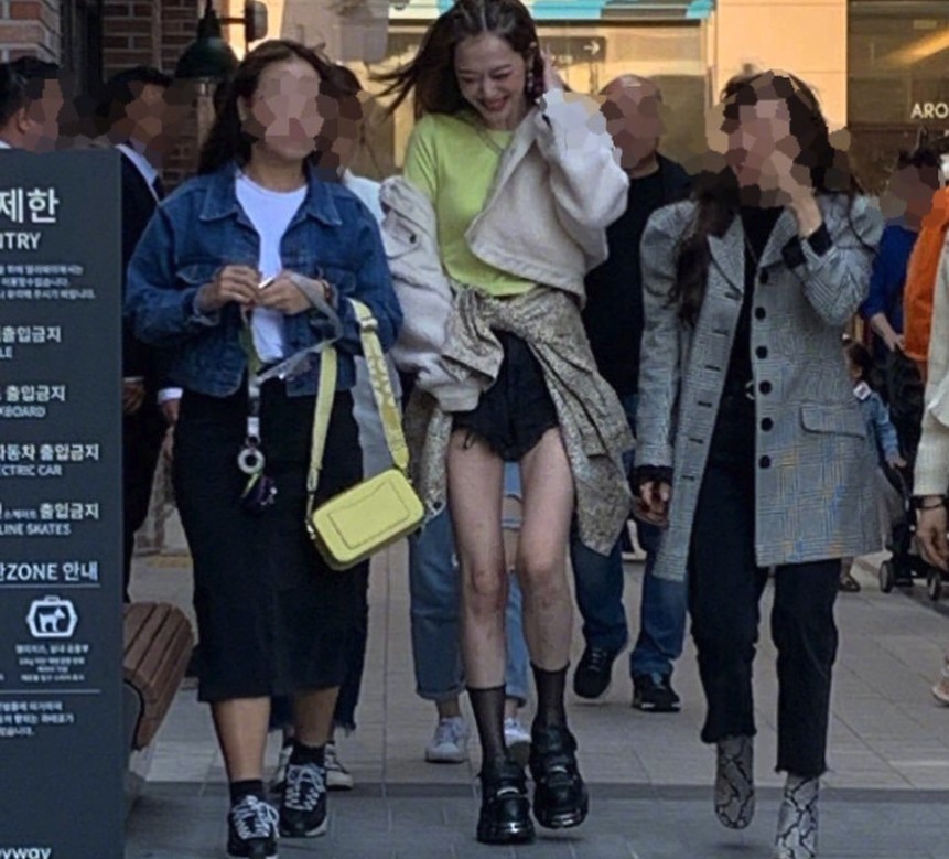 還有一張是她和工作人員並肩走在一起的照片