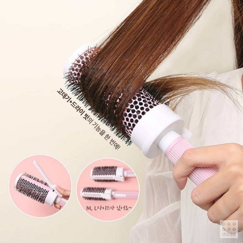 這個來自韓國 Daiso 的離子捲髮梳就可以一次讓三者合一,以髮捲的弧度加上梳子的結合,
