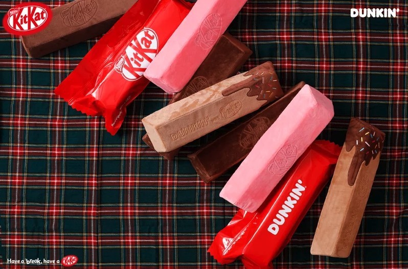 近韓國Dunkin'與KITKAT聯名推出全新商品「KITKAT朱古力枕」,超可愛的朱古力條造型