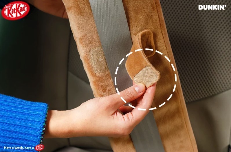 另外在背面處做上固定的橫條,其實是讓你可以固定在安全帶上靠著睡覺或抱著,不需要頸枕也能好好睡啦~