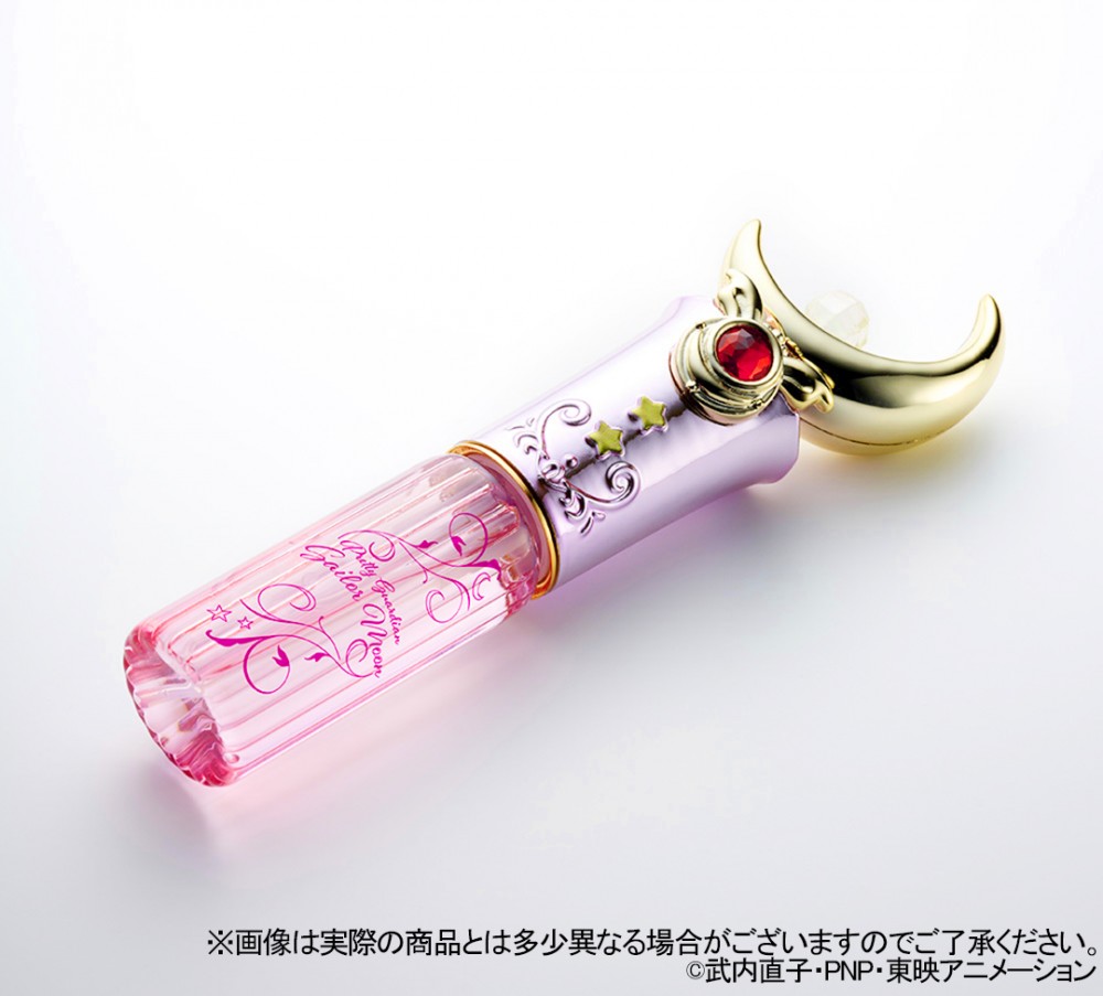 香水的瓶蓋上還有立體的金色月亮,上面鑲了銀色的水晶及紅色的寶石,瓶身是透明的粉紅色