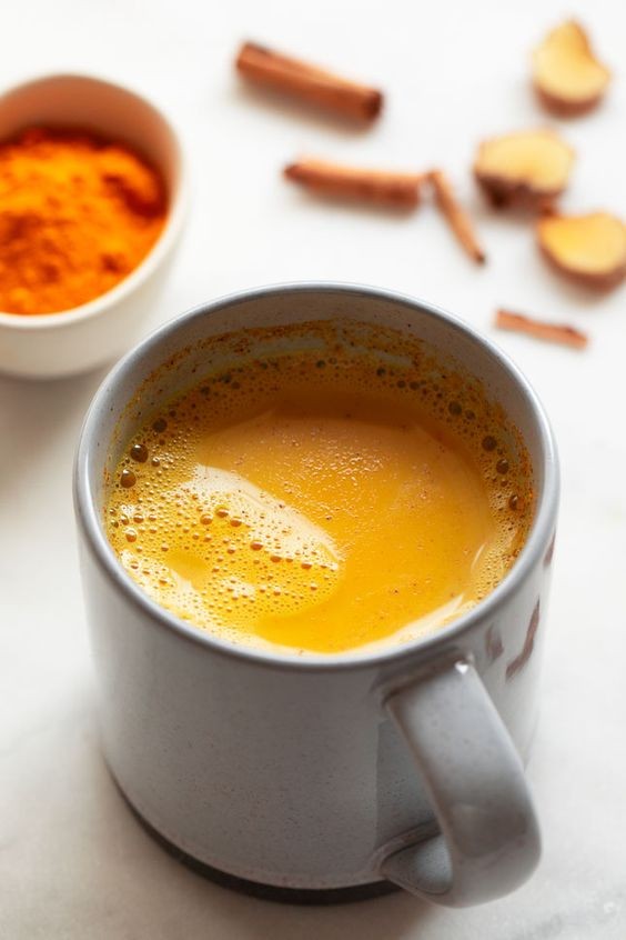 牛奶中含有色氨酸，或有助增加褪黑素水平。加上，薑黃含有薑黃素，或有助減輕睡眠不足的影響、減少炎症和治療抑鬱及焦慮的徵狀。