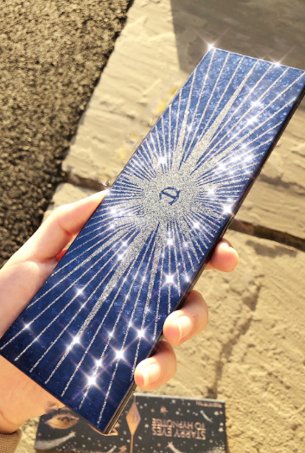 年Charlotte Tilbury以夢幻華麗的藍色星空為靈感，打造了一系列的「閃亮霧藍」聖誕限量魔法彩妝