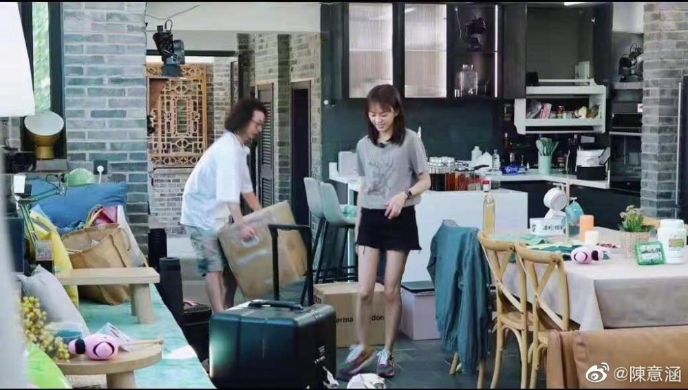 整理行李的時候也是先找到老婆喜歡的拼圖,然後讓老婆陳意涵在旁邊拼拼圖,自己默默地整理了十幾袋的東西。