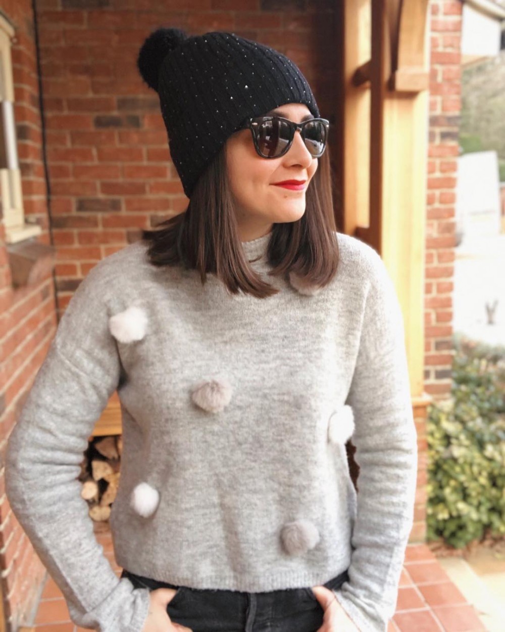 英國女生 Olivia Jackson在IG上分享一套又套「被男友嫌醜的穿搭」,更意外讓她成為時尚網紅。