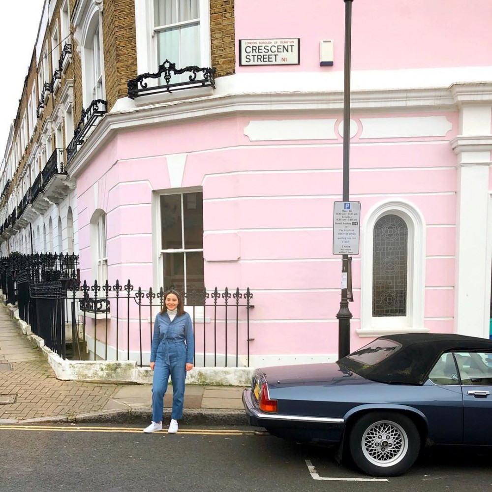 就好像是她穿上一件藍色連身褲時,男友叫她走到車子旁邊替她拍照