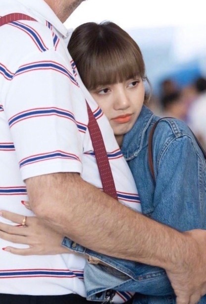 LISA和爸爸擁抱