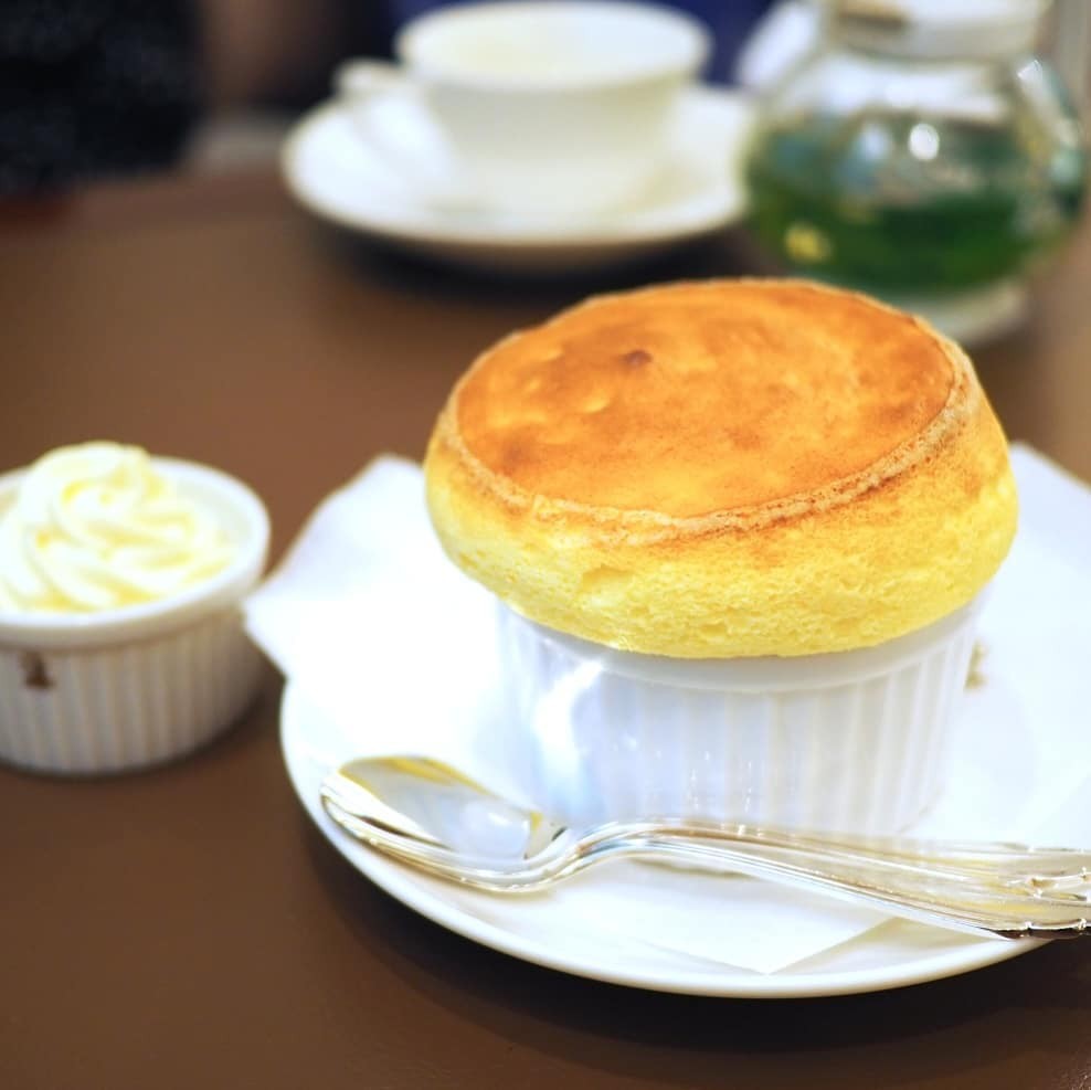 烤好的梳乎厘面是微褐色的酥酥外層