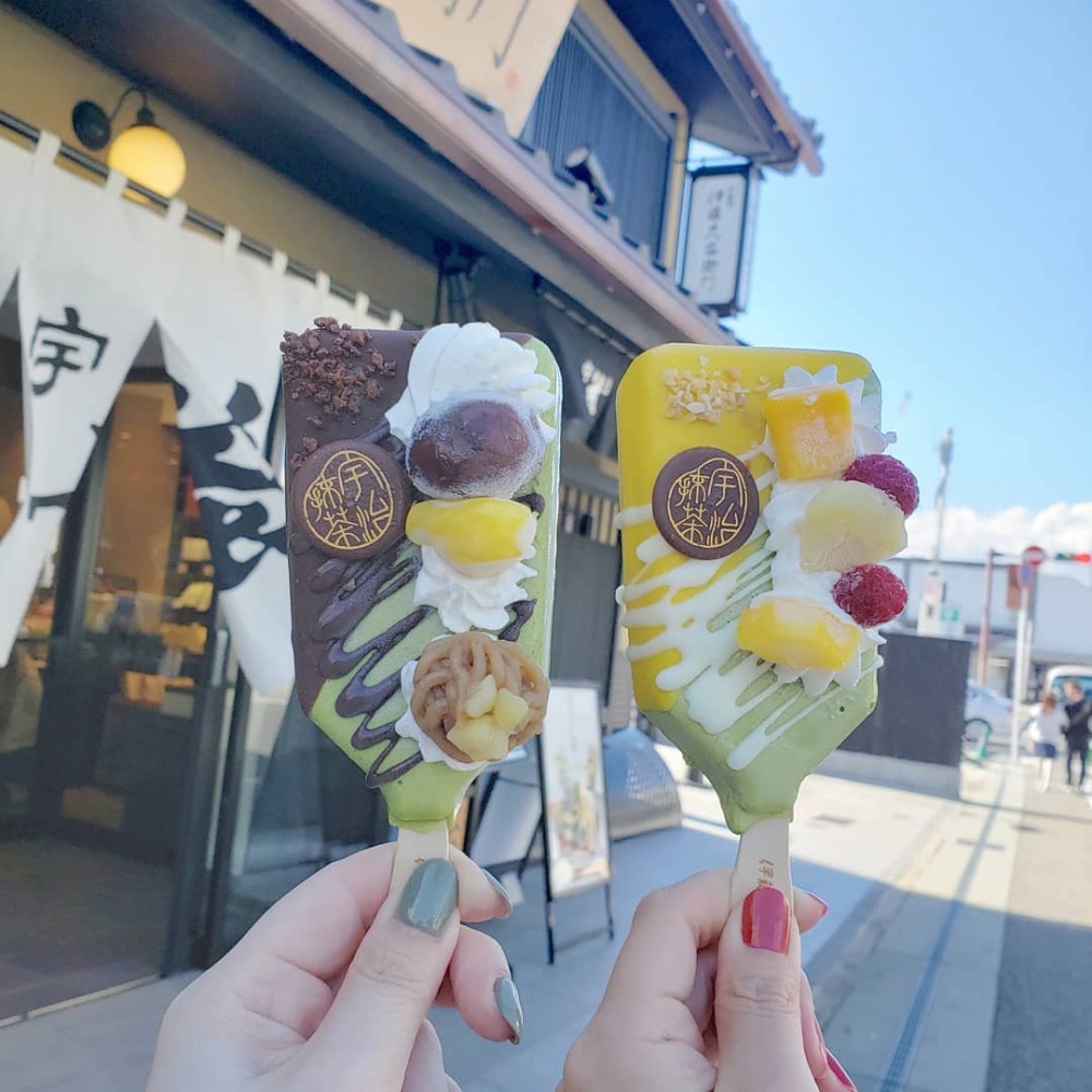 人氣最高的口味就是經典味「宇治抹茶聖代雪條」,在牛奶綠色的抹茶雪條上有著招牌抹茶生朱古力、迷你大福和紅豆餡等等的配料