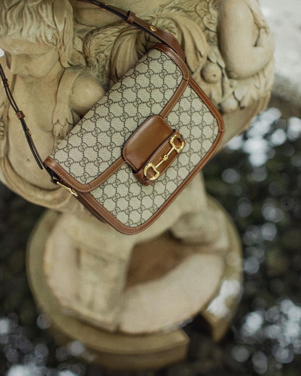 整個 1955 Horsebit shoulder bag 的設計也相當簡單,