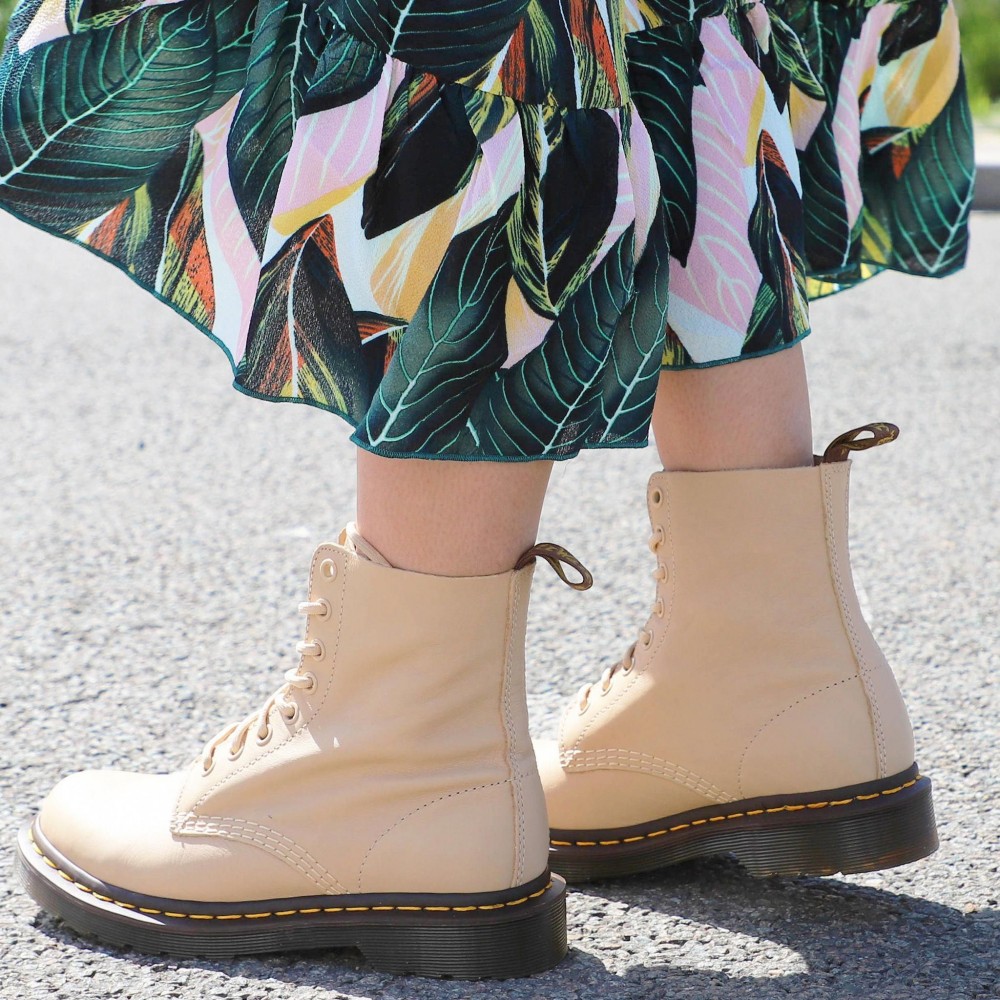 其實以前 DR.MARTENS 也曾經推出過米裸色的經典長靴,