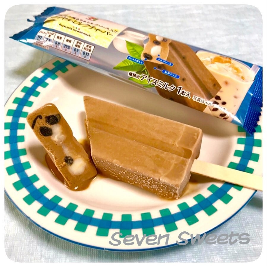 濃郁的皇家紅茶香,帶點淡淡的甘甜味,質感相當順滑!重點是,多咬幾口之後裡面還有超犯規的香甜流心牛奶醬,跟外層紅茶雪條融合後併發出陣陣香濃奶茶香,裡面還藏著足料珍珠和軟糯麻糬,吃一條就相當滿足了!