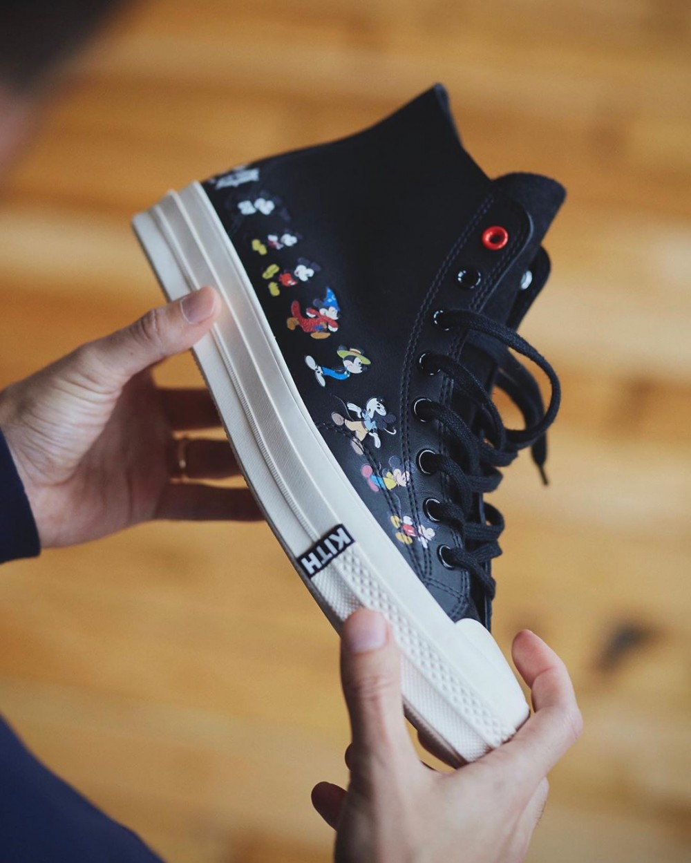 這雙皮革鞋款相當每人有驚喜,在鞋身的位置非常整齊有序的印上了不同的米奇身影