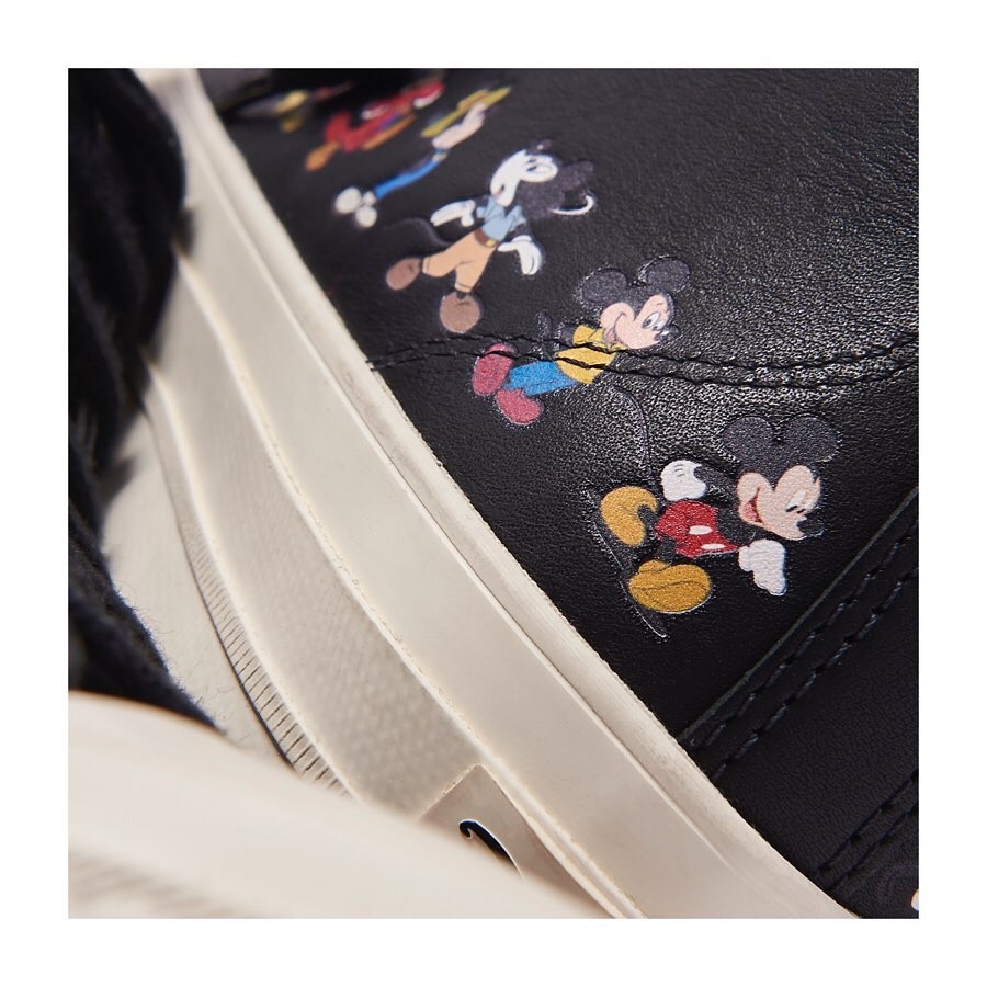 同時也選用了經典皮革版Converse Chuck 70鞋款來打造,令到鞋款復古得來又不失型格時尚氣息。