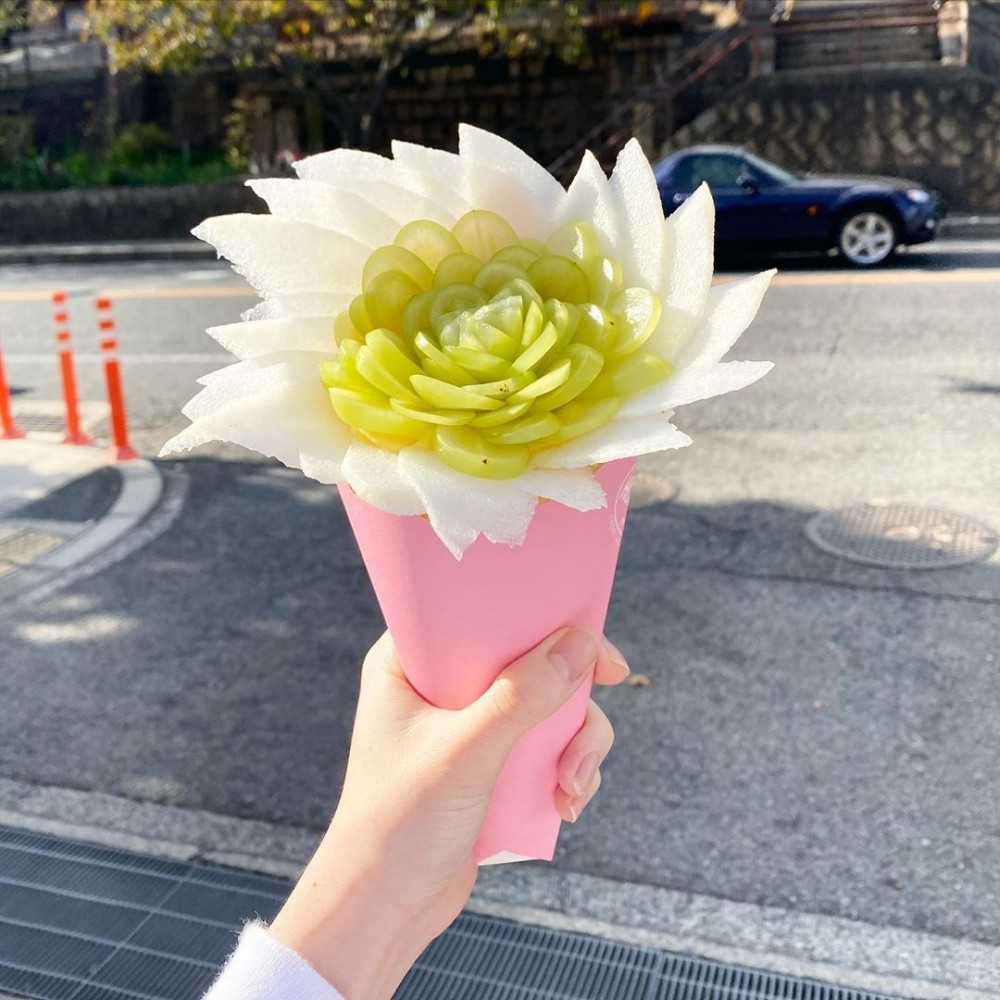 日本有一間在 IG上大爆紅的可麗餅專門店,所售賣的可麗餅都把新鮮的水果排成花朵的形狀