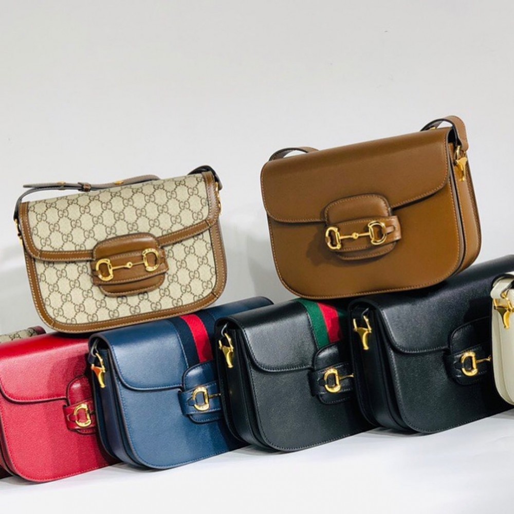 如果你覺得 Monogram 太高調的話,還有優雅米白色、獨特百搭的焦糖色及經典黑色可選擇!