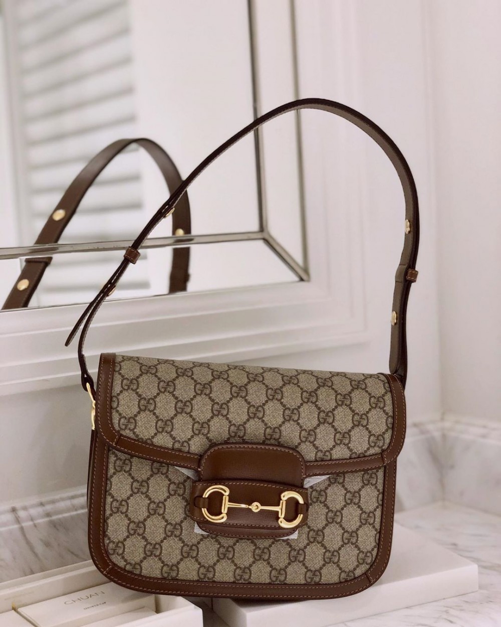 簡約經典的馬銜金扣設計,無論搭配休閒、中性或優雅造型都完全OK,一穿上已經讓造型升格十倍!