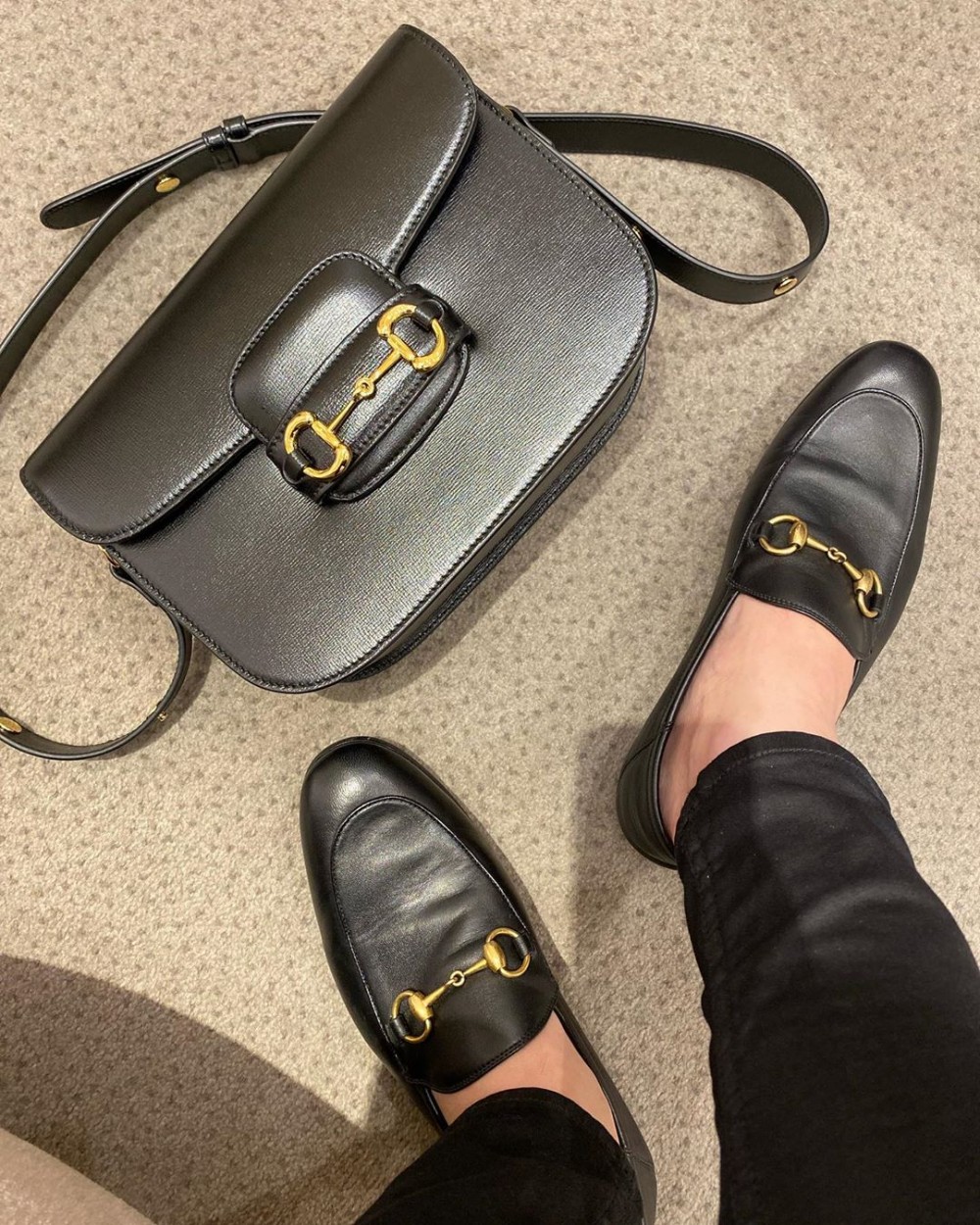 如果你覺得 Monogram 太高調的話,還有優雅米白色、獨特百搭的焦糖色及經典黑色可選擇!