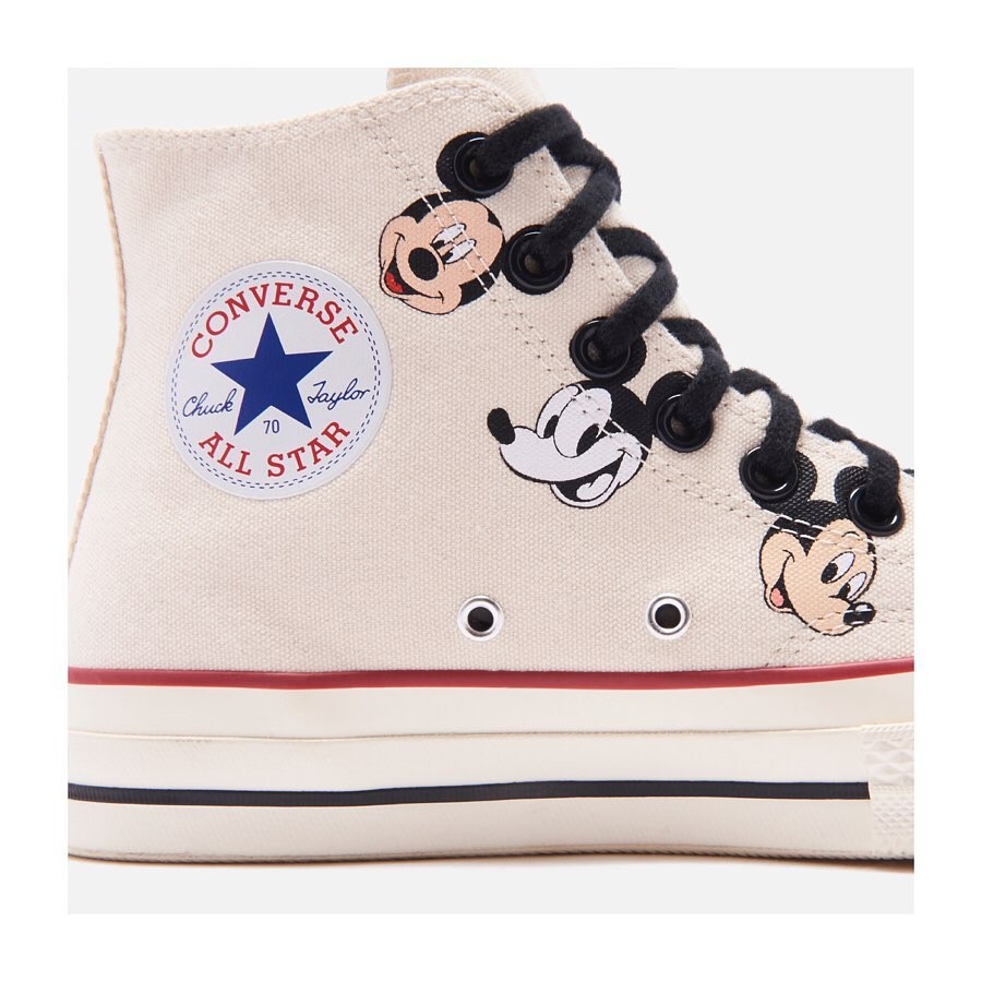 簡約風格米奇印在白色帆布鞋上,令整對鞋子增添超有個性的時尚氣息