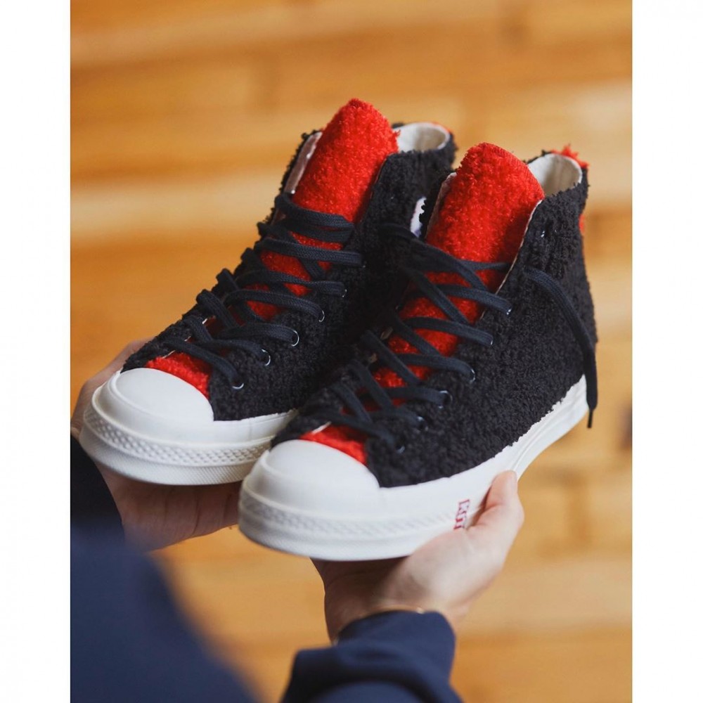 毛絨鞋款雖然沒有米奇的身影,但是這次選用了代表到KITH 的色調來製作不同版本的毛絨公仔