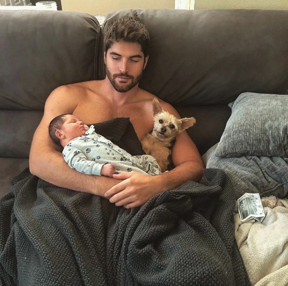 當了爸爸之後,Nick的魅力有增無減,他一手抱B一手抱狗的畫面真的會讓人暴動。