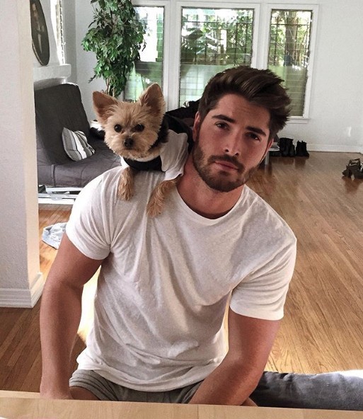 因為他經常在IG上曬抱著可愛小狗的照片,成為新時代超暖男神