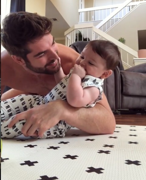 平時只要沒有工作,Nick也一定會整天待在家裡陪兒子玩