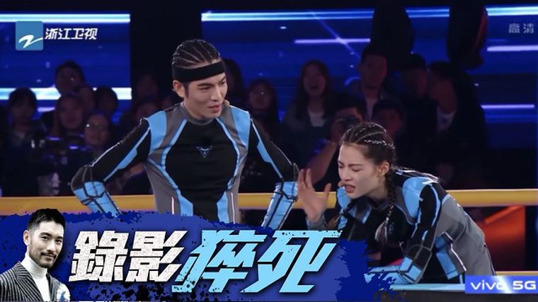 當時蕭敬騰和鍾楚曦就曾被素人緊追其後,因體力難以負荷而令砍人都追得喘不過氣來