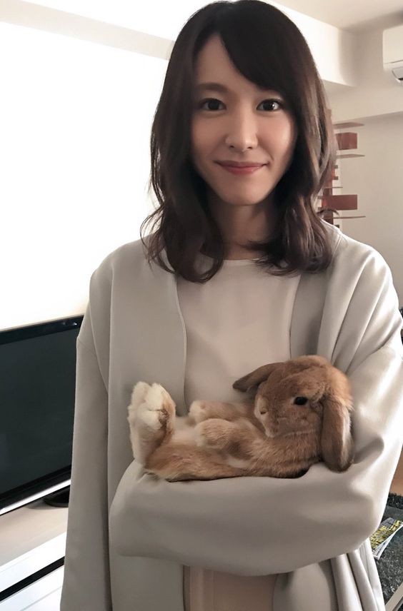 同時還可以讓寶貝小寵動們一起互相取暖,毛毯選用珊瑚絨製成,保暖能力較佳,而且質地較柔軟。