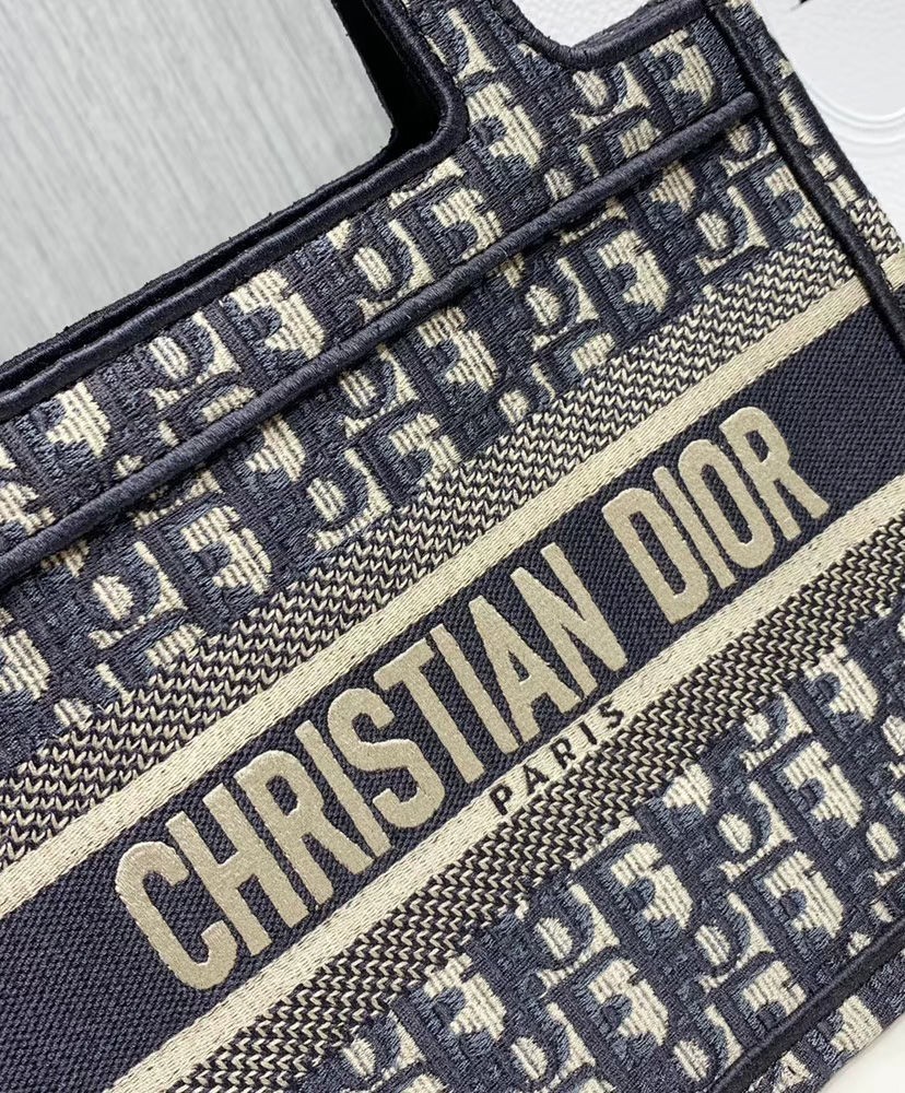 Dior 今次一口氣推出了 3 款 Mini Book Tote